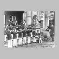 020-0031 Der Knabenblaeserchor Kapkeim mit seinem Dirigenten, Lehrer Sorau, im Jahre 1905 auf der Freitreppe des Schlosses..jpg